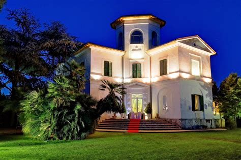 Esterno elegante di una villa per eventi a Caserta, adatta per celebrazioni