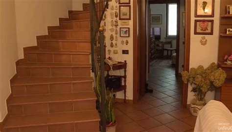 Interno della casa di Montouto con segni di abbandono e degrado
