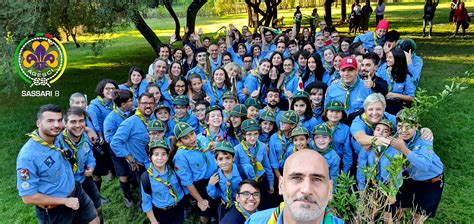 Foto di gruppo di scout AGESCI durante un'attività all'aperto
