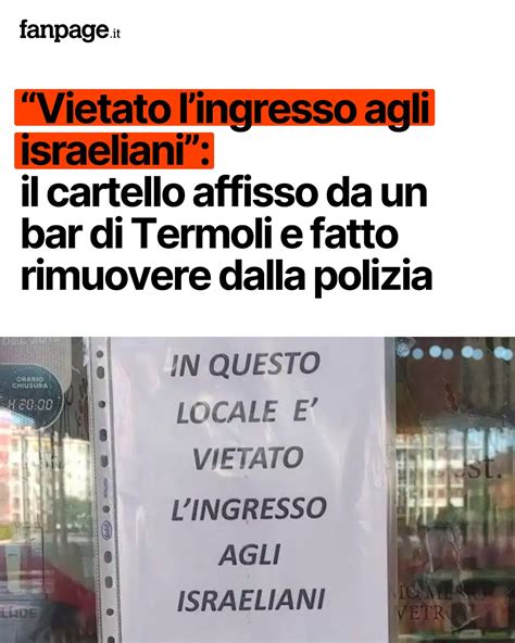 Un cartello affisso all'ingresso di un'aula di tribunale con le regole sull'abbigliamento.