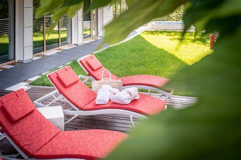 Piscina esterna e area relax Hotel Kvarner