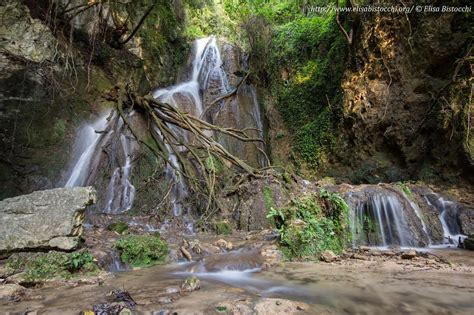 Panoramica delle Cascate del Menotre con la vegetazione circostante