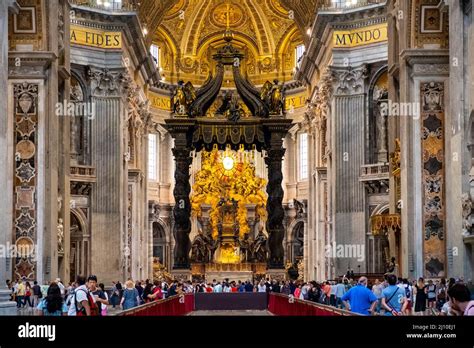 Interno della Cappella del Santissimo Sacramento con statue e altarpiece