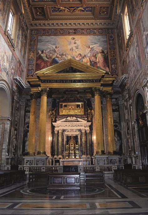 Dettaglio del tabernacolo e del bassorilievo dorato raffigurante l'Ultima Cena