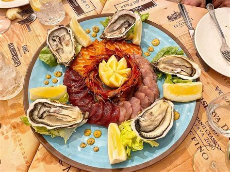 Piatti tipici a base di pesce fresco serviti in un ristorante locale