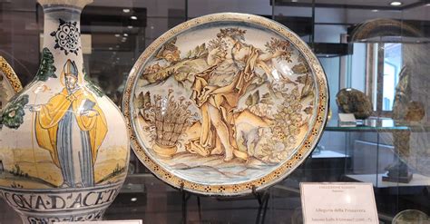 Collezione di ceramiche antiche esposte nel museo