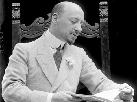 Gabriele D'Annunzio mentre appone la Medaglia di Ronchi sul Gagliardetto dei Finanzieri di Fiume