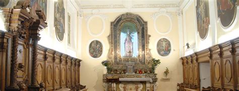 Foto dell'interno della Congrega del Santissimo Rosario con le statue sacre