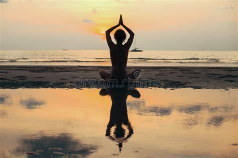 Donna che medita o pratica yoga, con elementi simbolici che richiamano forza interiore e trasformazione