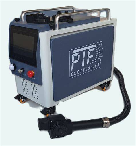 Restauratore che utilizza un laser per la pulitura di una superficie lapidea