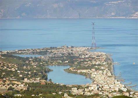 Veduta panoramica di Ganzirri, Messina, con il lago e lo Stretto.