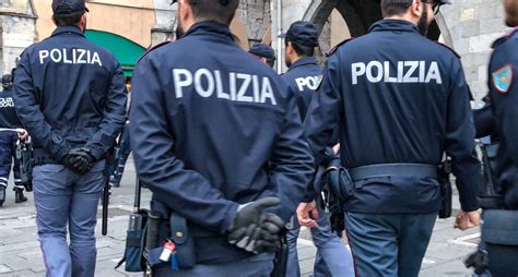 Foto di agenti di polizia o carabinieri durante un'operazione investigativa