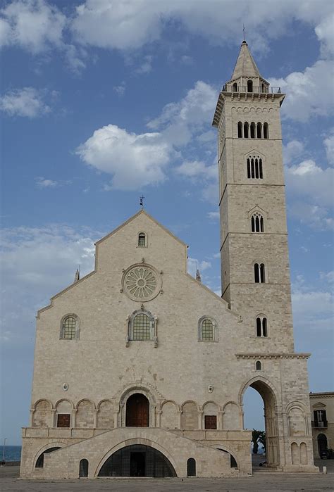 Cattedrale di Trani, facciata al tramonto, con indicazioni di orari e ingresso
