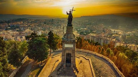 Statua del Cristo Redentore sul Monte San Giuliano, Caltanissetta, con vista panoramica sulla città.