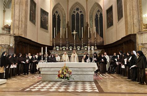 immagine contemplativa di suore clarisse in preghiera