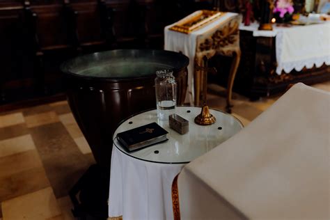 interno sobrio di una chiesa evangelica con pulpito, tavolo della comunione e fonte battesimale