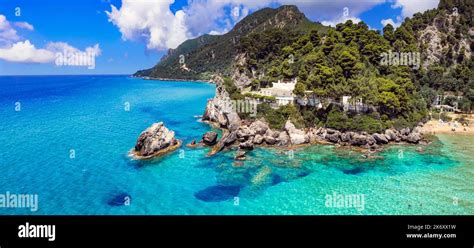 Veduta panoramica del villaggio di Lourdata e della sua spiaggia a Cefalonia
