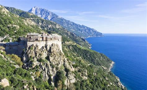 Vista aerea della penisola del Monte Athos con i suoi monasteri arroccati sulle scogliere