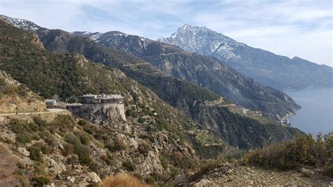 Sentiero impervio che attraversa la rigogliosa vegetazione del Monte Athos