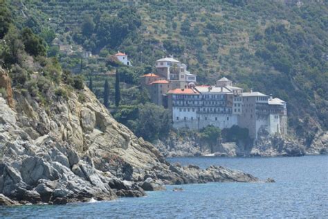 Vista panoramica dei monasteri del Monte Athos aggrappati alle scogliere a picco sul mare