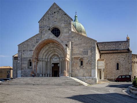 Vista panoramica sul Duomo di San Ciriaco di Ancona che domina il golfo