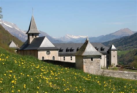 Foto panoramica dell'Abbazia di Tamié immersa nel paesaggio alpino della Savoia
