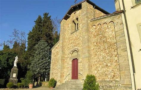 Vista esterna della Chiesa di Santa Maria a Sammontana con il suo campanile.