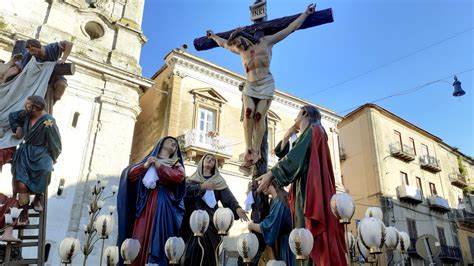 Rappresentazione della Settimana Santa a Caltanissetta con stendardi e gruppi sacri