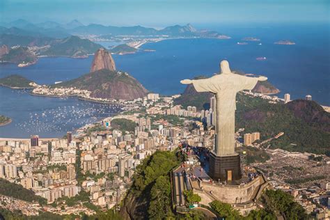 Vista panoramica di Rio de Janeiro con la statua del Cristo Redentore in primo piano