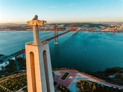 Vista del Cristo Rei di Lisbona con la città sullo sfondo