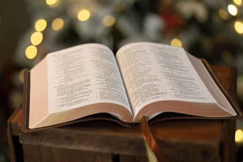 Bibbia aperta con luce che la illumina