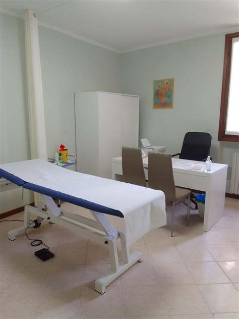 Foto esterna o interna di un poliambulatorio moderno e accogliente