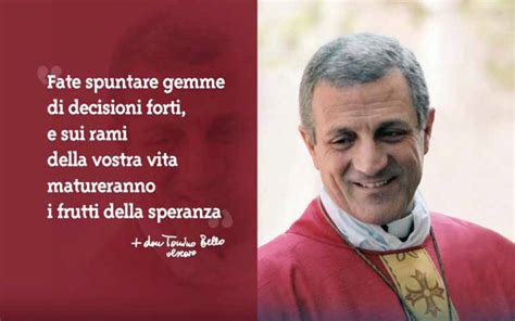 Ritratto di Don Tonino Bello sorridente con i giovani durante un incontro
