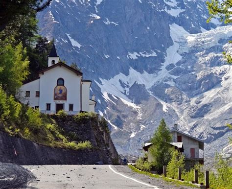 Foto Santuario di Notre-Dame de la Guérison con sfondo montagna