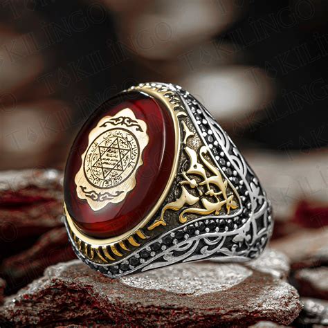 Antico sigillo in pietra incisa e un anello sigillo