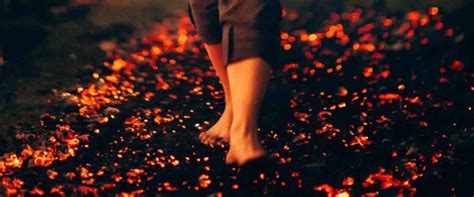 Rappresentazione artistica di fiamme ardenti che simboleggiano l'amore indomabile