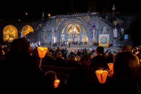Immagine della fiaccolata serale a Lourdes