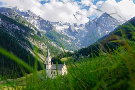 Panorama di Trafoi con la chiesa parrocchiale e le montagne circostanti