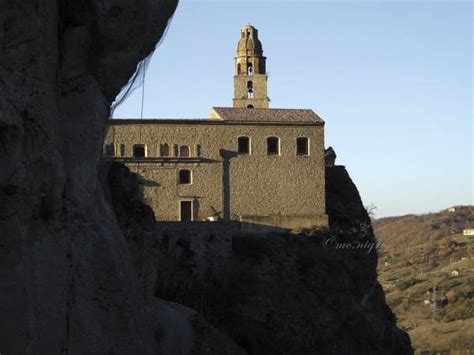 Veduta panoramica della Chiesa Madre di Laurenzana e del Castello Feudale