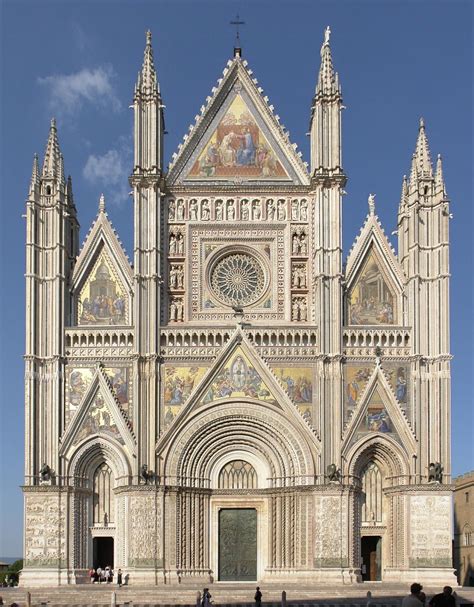 Veduta esterna del Duomo di Napoli con la facciata gotica