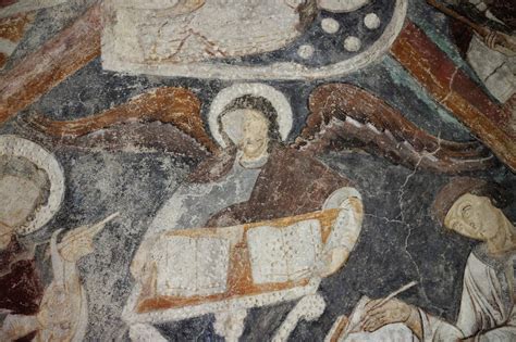 Interno di una chiesa con affreschi gotici e romanici