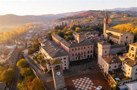 Piazza di un borgo italiano con una chiesa e edifici storici