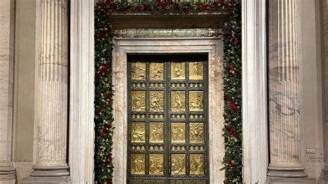 Immagine della Porta Santa della Basilica di Loreto aperta
