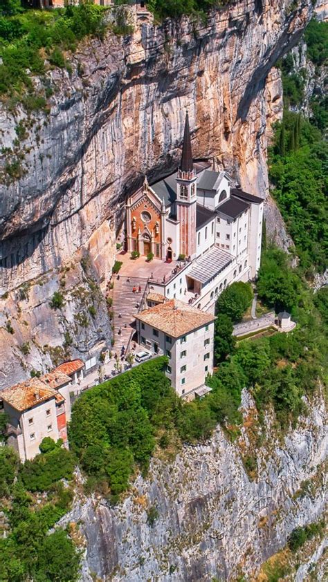Veduta panoramica del Santuario della Madonna della Sanità a Badolato e del paesaggio circostante