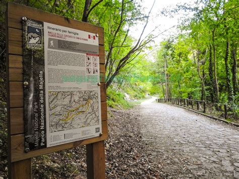 cartello indicatore del sentiero F2 per la Cascata San Giovanni