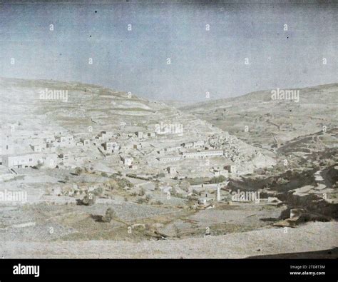 Veduta del villaggio di Bartrès e dei Pirenei