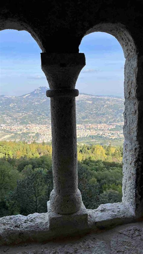 Vista panoramica della struttura ad Ascoli Piceno con il Colle San Marco e la Montagna dell’Ascensione sullo sfondo