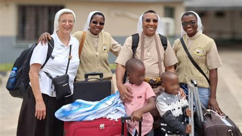 Suore impegnate in attività mediche in una missione in Africa