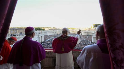 Benedetto XVI saluta i fedeli e i bambini, rompendo il protocollo nell'Aula Paolo VI