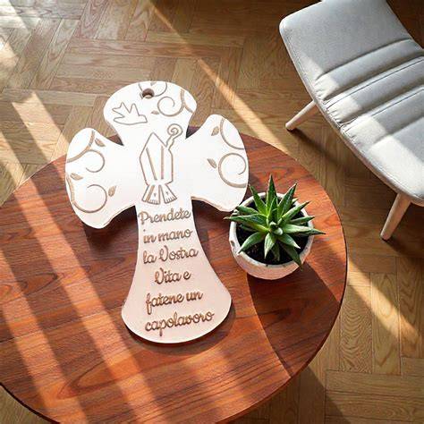 foto di applique in legno a forma di mitra e bastone per cresima